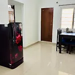 Truelife - Srs Residency - 2Bhk Ac Apartments For Families - 10 Minutes To Alipiri Gate By Direct Flyover - Walk To Ps4 Pure Veg Restaurant - Fast Wifi, Kitchen, Android Tv - 250 Jio Channels - Easy Access To Airport, Railway Station And To All Templ