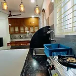 Truelife - Chinmai Nivas - Breakfast - Modern 2Bhk Homes For Family - Tirumala Mountain View - Fast Wifi - Peaceful Location - Many Restaurants Nearby - Hall, Ac Bedrooms, Modular Kitchen - Android Tv - 250 Jio Channels - Top Service With Lots Of Lov