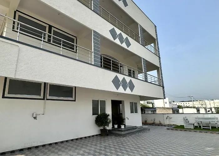 Truelife - Bhavya Manor - Breakfast - 2500 Sft Modern Homes For Family Stay - Garden With Flowers - Tirumala Mountain View - Fast Wifi - Peaceful Location - Many Restaurants Nearby - Large Hall, Ac Bedrooms, Kitchen - Android Tv - 250 Jio Channels