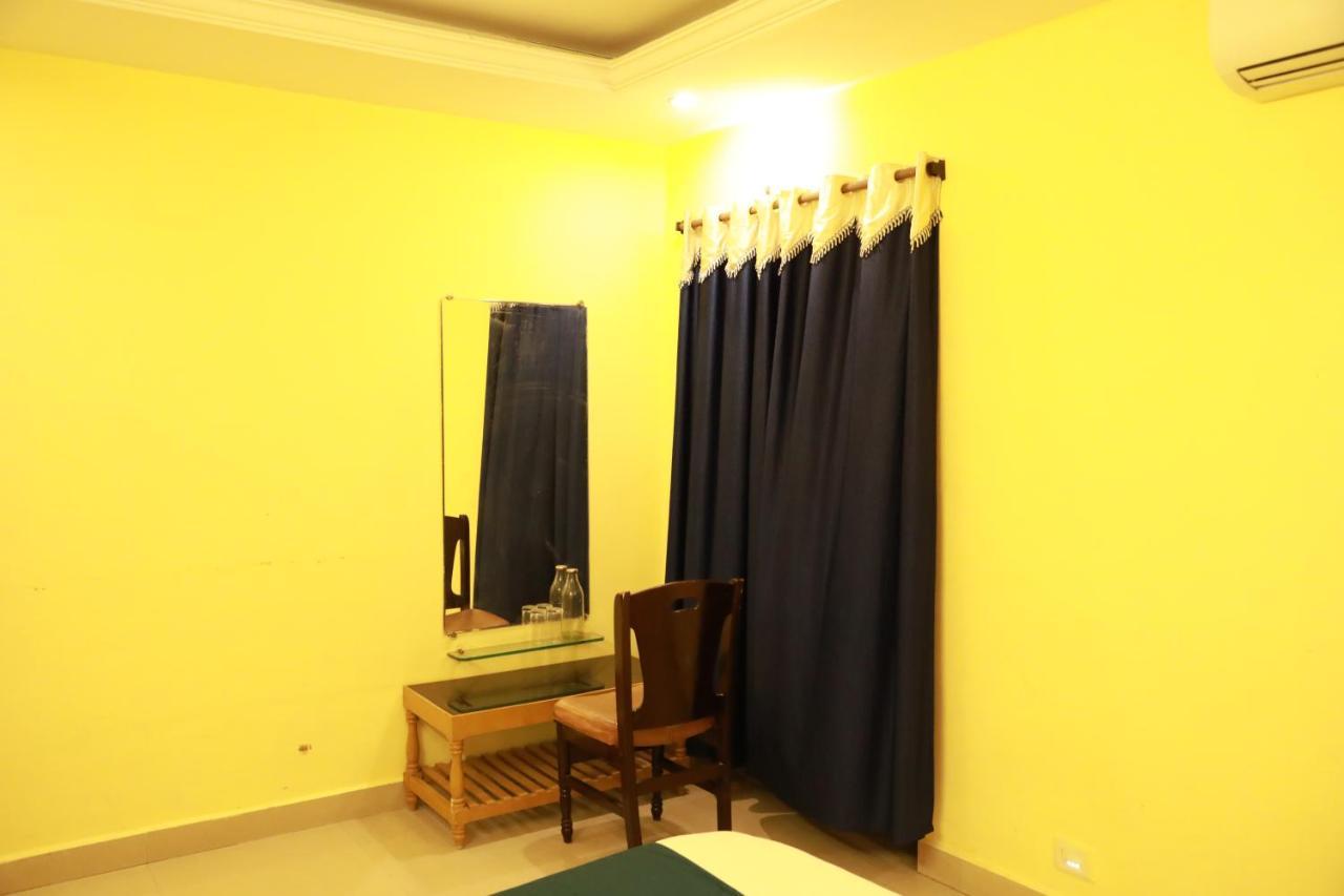 Sravanthy Love hotel