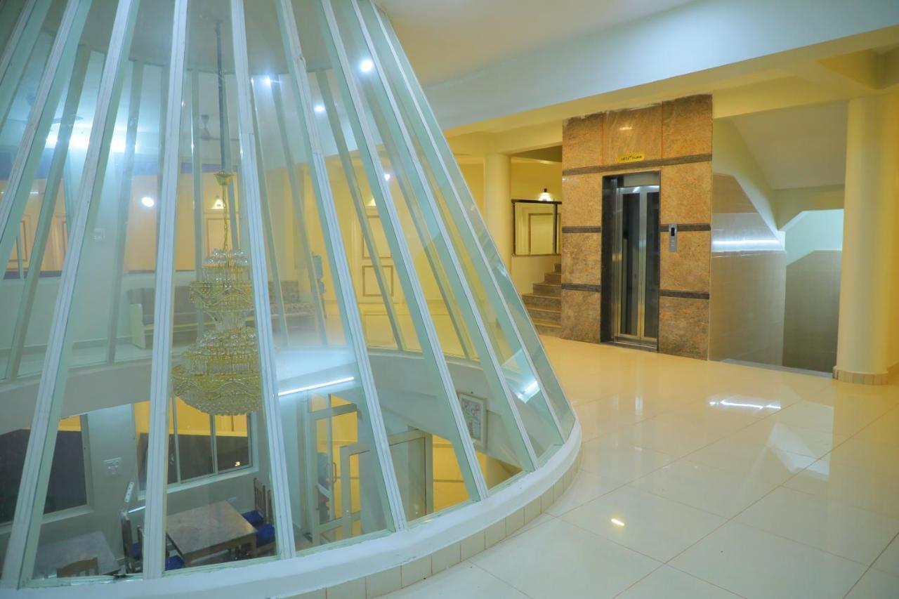 Srinivasa Hotel *