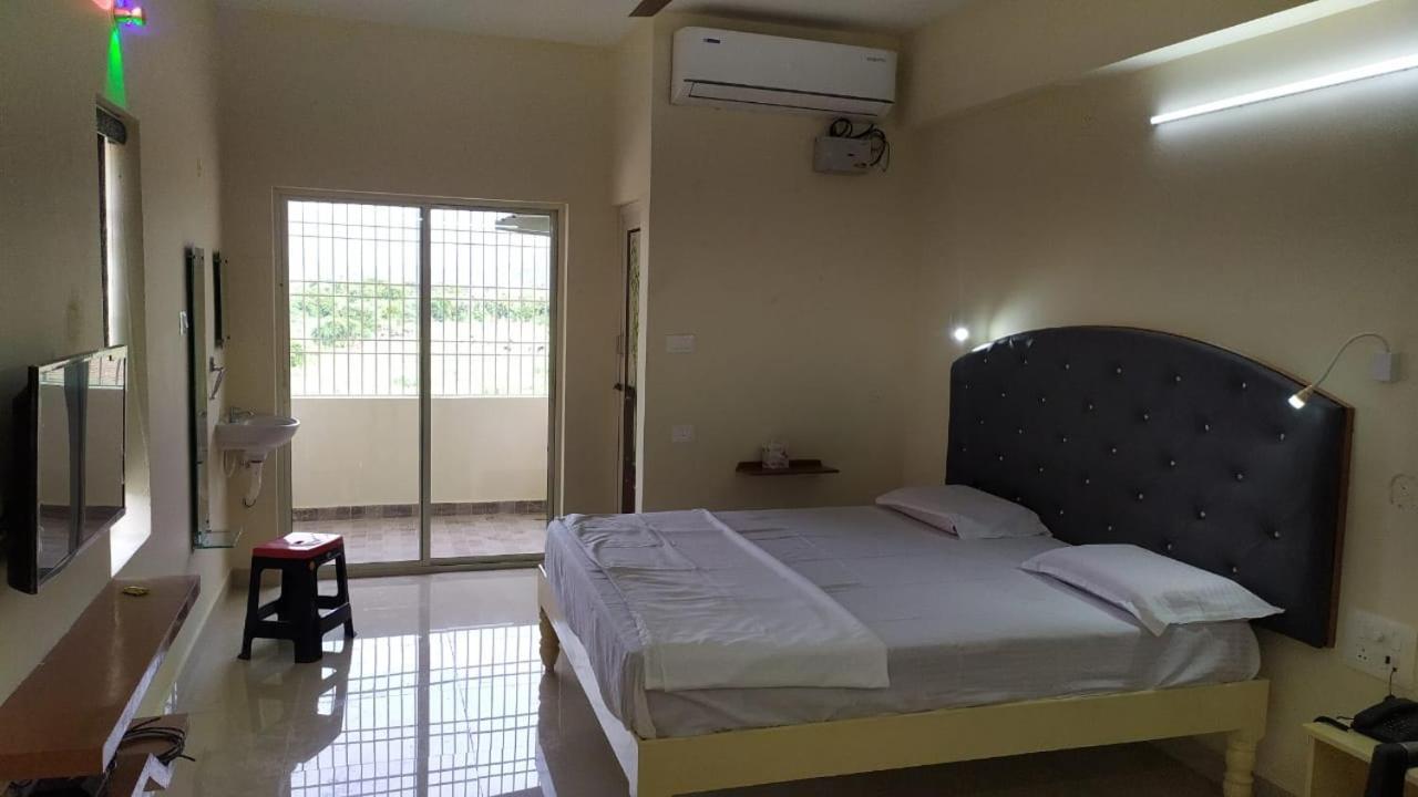 Srinivasa Hotel *