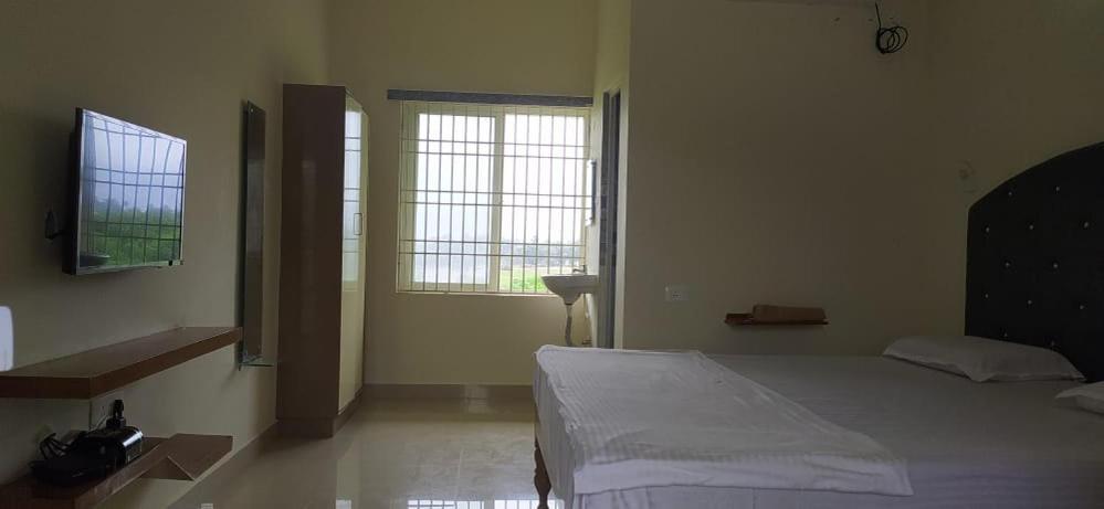 Srinivasa Hotel *