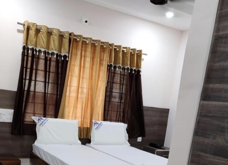 Pickurstay@V Grand Inn Hotel
