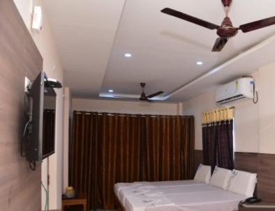 Hotel Pickurstay@V Grand Inn Tirupati