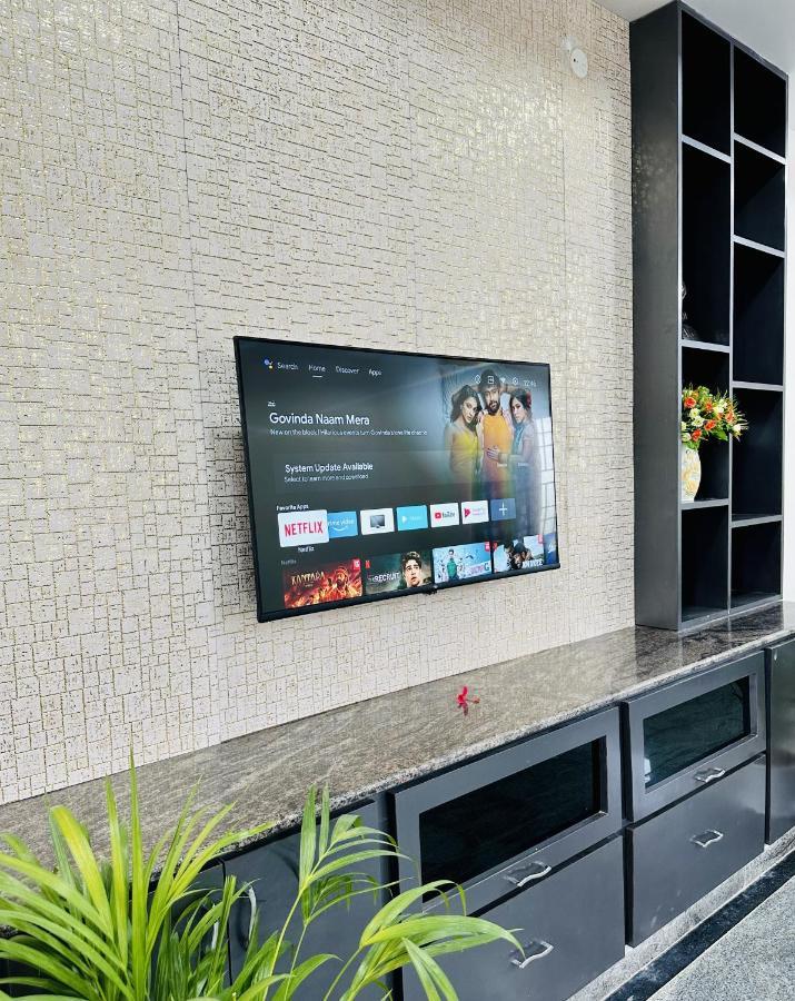 Apartment Truelife - Bhavya Manor - Breakfast - 2500 Sft Modern Homes For Family Stay - Garden With Flowers - Tirumala Mountain View - Fast Wifi - Peaceful Location - Many Restaurants Nearby - Large Hall, Ac Bedrooms, Kitchen - Android Tv - 250 Jio Channels *
