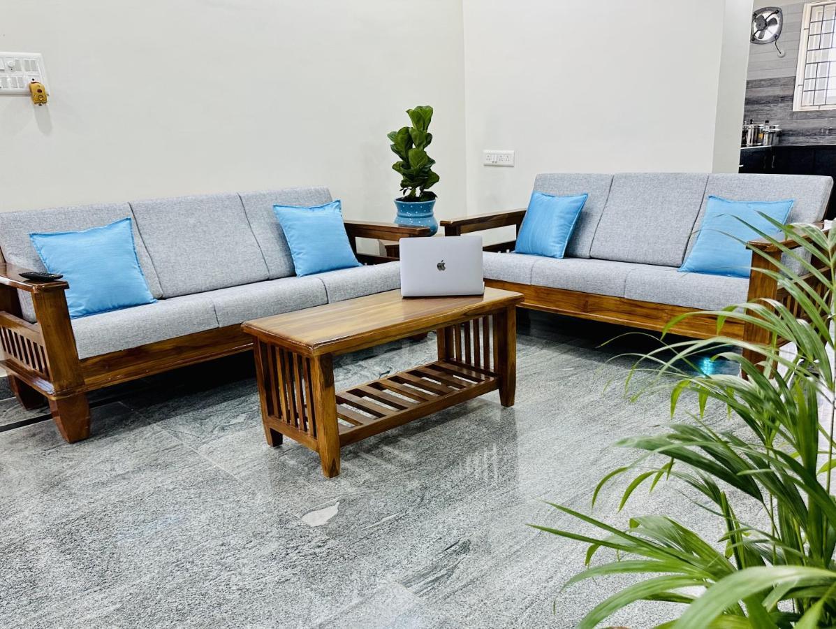 Apartment Truelife - Bhavya Manor - Breakfast - 2500 Sft Modern Homes For Family Stay - Garden With Flowers - Tirumala Mountain View - Fast Wifi - Peaceful Location - Many Restaurants Nearby - Large Hall, Ac Bedrooms, Kitchen - Android Tv - 250 Jio Channels