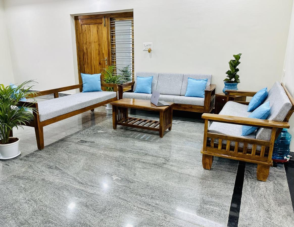 Apartment Truelife - Bhavya Manor - Breakfast - 2500 Sft Modern Homes For Family Stay - Garden With Flowers - Tirumala Mountain View - Fast Wifi - Peaceful Location - Many Restaurants Nearby - Large Hall, Ac Bedrooms, Kitchen - Android Tv - 250 Jio Channels