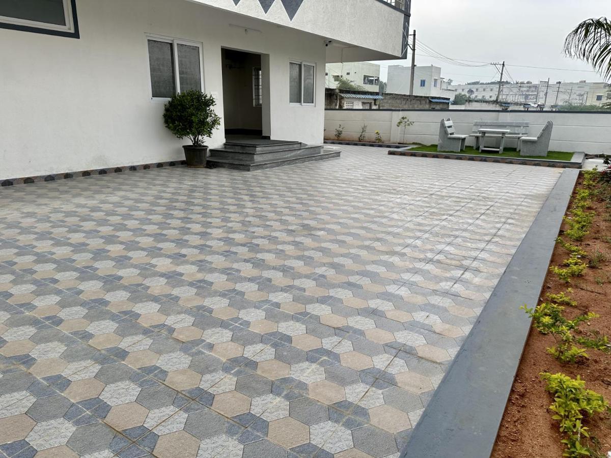 Truelife - Bhavya Manor - Breakfast - 2500 Sft Modern Homes For Family Stay - Garden With Flowers - Tirumala Mountain View - Fast Wifi - Peaceful Location - Many Restaurants Nearby - Large Hall, Ac Bedrooms, Kitchen - Android Tv - 250 Jio Channels * Tirupati
