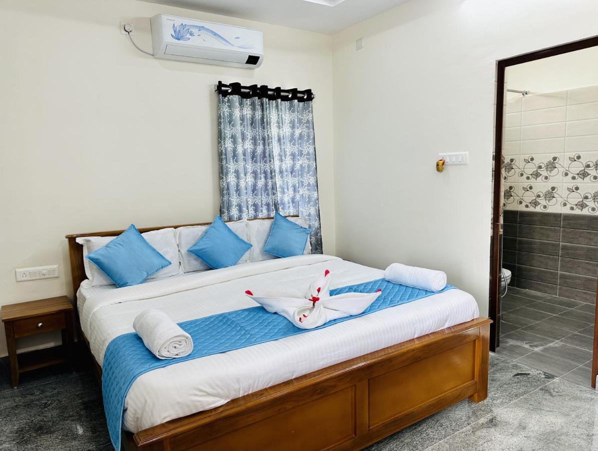 Truelife - Bhavya Manor - Breakfast - 2500 Sft Modern Homes For Family Stay - Garden With Flowers - Tirumala Mountain View - Fast Wifi - Peaceful Location - Many Restaurants Nearby - Large Hall, Ac Bedrooms, Kitchen - Android Tv - 250 Jio Channels Tirupati