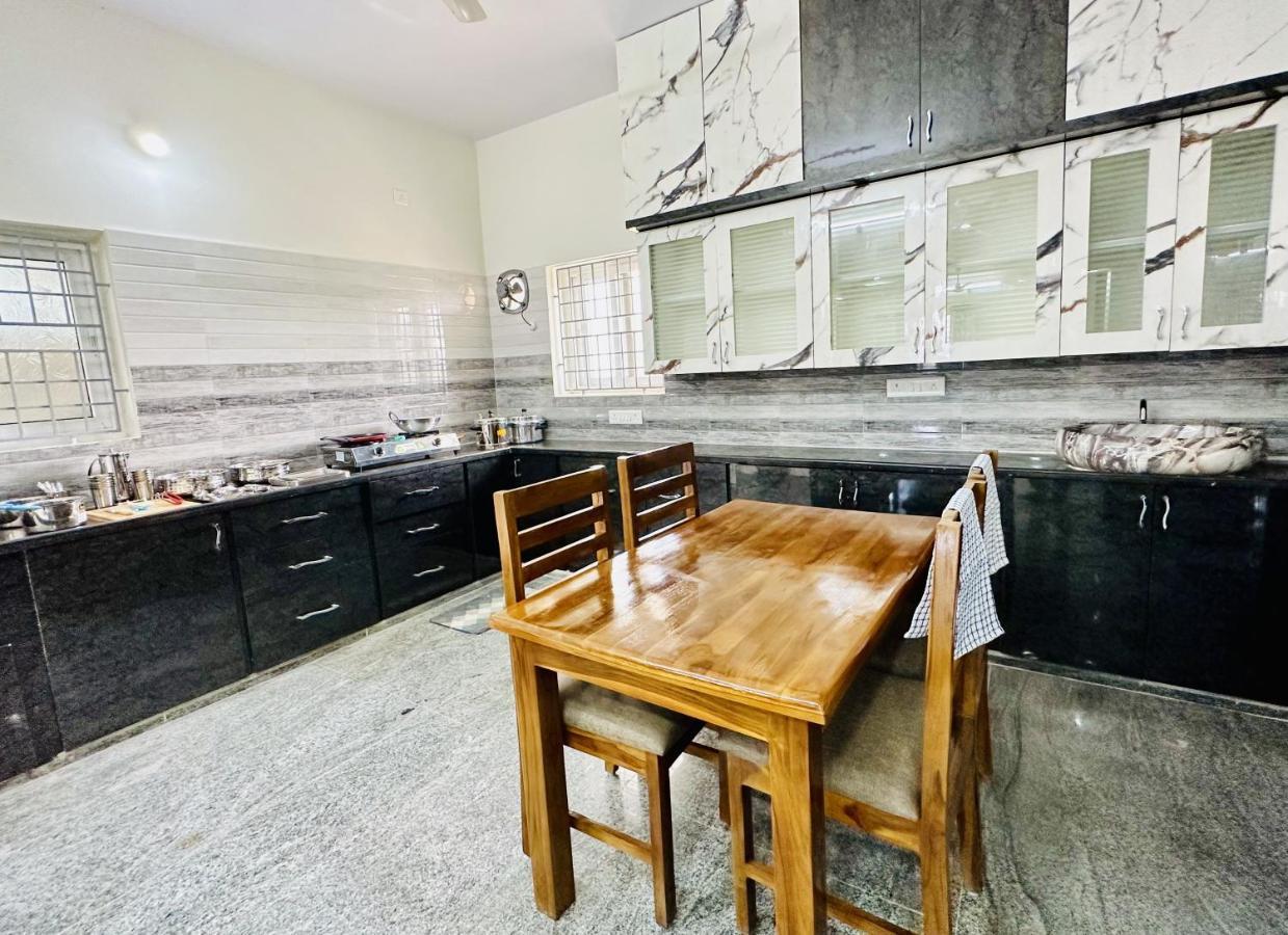 Truelife - Bhavya Manor - Breakfast - 2500 Sft Modern Homes For Family Stay - Garden With Flowers - Tirumala Mountain View - Fast Wifi - Peaceful Location - Many Restaurants Nearby - Large Hall, Ac Bedrooms, Kitchen - Android Tv - 250 Jio Channels
