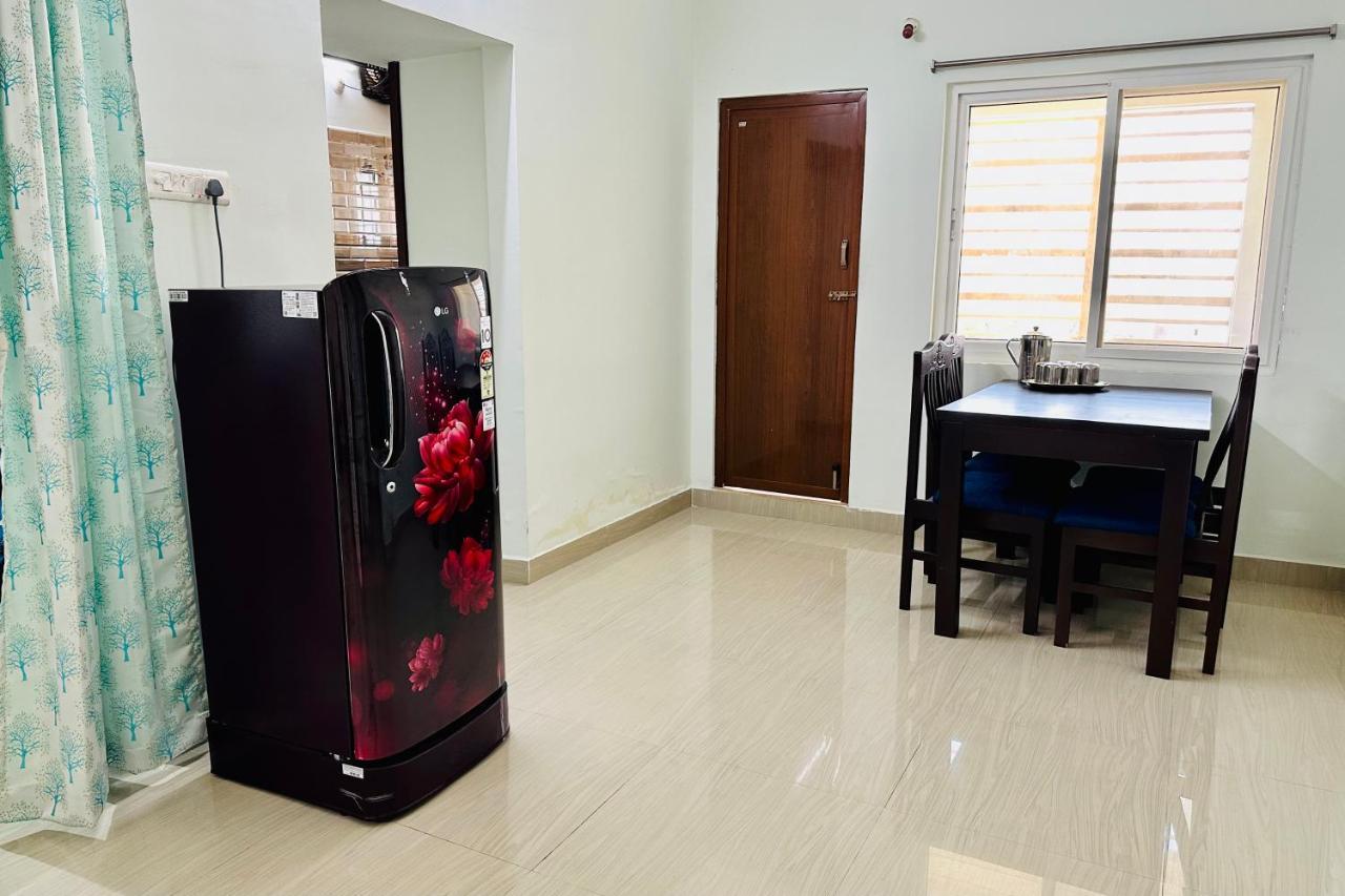 Truelife - Srs Residency - 2Bhk Ac Apartments For Families - 10 Minutes To Alipiri Gate By Direct Flyover - Walk To Ps4 Pure Veg Restaurant - Fast Wifi, Kitchen, Android Tv - 250 Jio Channels - Easy Access To Airport, Railway Station And To All Templ Tirupati