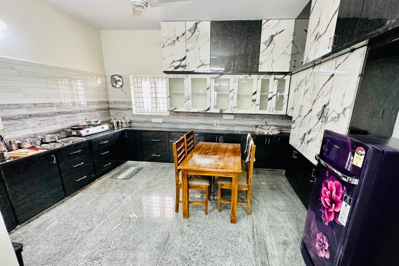 Truelife - Bhavya Manor - Breakfast - 2500 Sft Modern Homes For Family Stay - Garden With Flowers - Tirumala Mountain View - Fast Wifi - Peaceful Location - Many Restaurants Nearby - Large Hall, Ac Bedrooms, Kitchen - Android Tv - 250 Jio Channels Apartment Tirupati