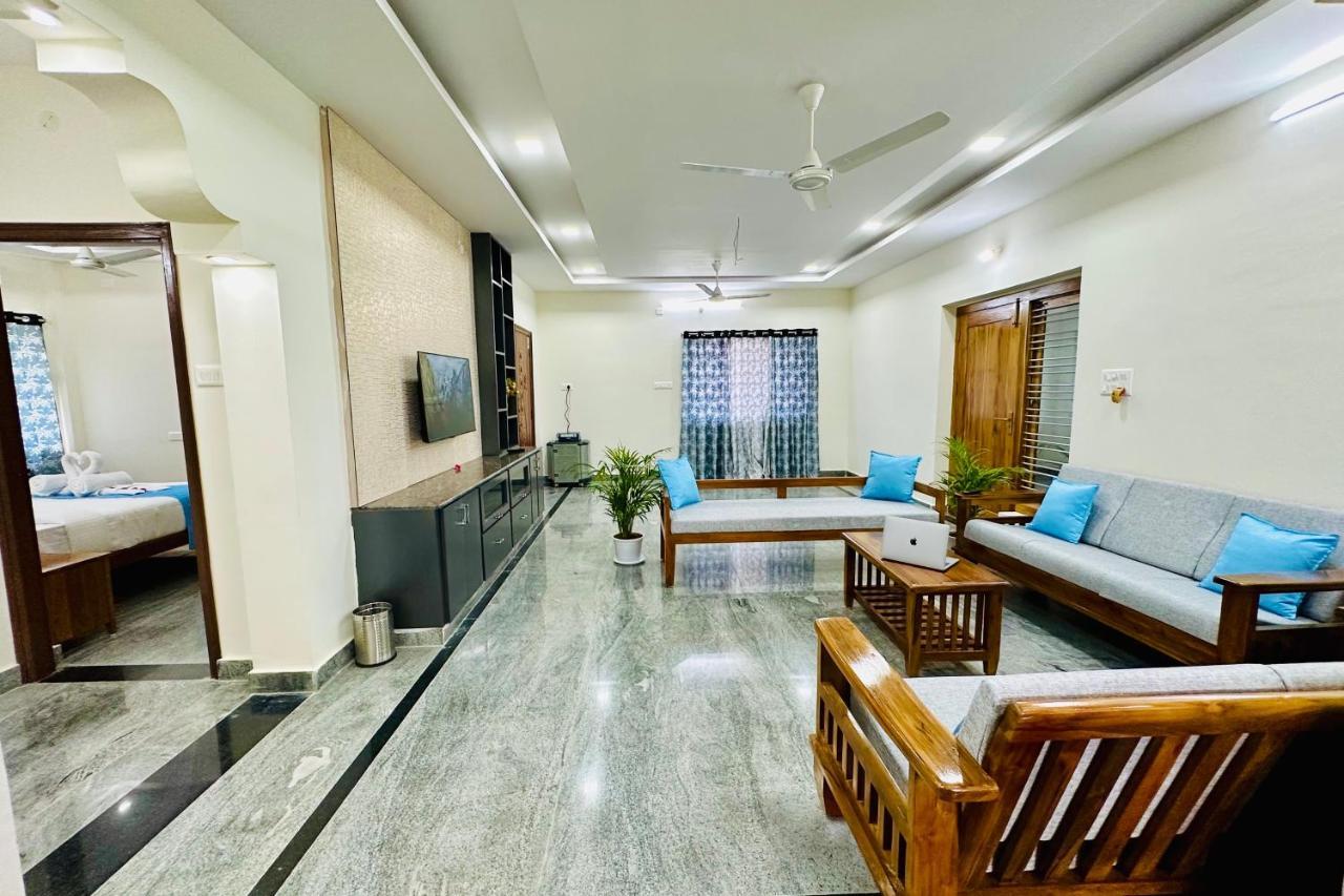 Truelife - Bhavya Manor - Breakfast - 2500 Sft Modern Homes For Family Stay - Garden With Flowers - Tirumala Mountain View - Fast Wifi - Peaceful Location - Many Restaurants Nearby - Large Hall, Ac Bedrooms, Kitchen - Android Tv - 250 Jio Channels Tirupati