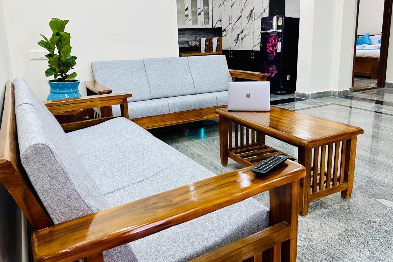 Apartment Truelife - Bhavya Manor - Breakfast - 2500 Sft Modern Homes For Family Stay - Garden With Flowers - Tirumala Mountain View - Fast Wifi - Peaceful Location - Many Restaurants Nearby - Large Hall, Ac Bedrooms, Kitchen - Android Tv - 250 Jio Channels *