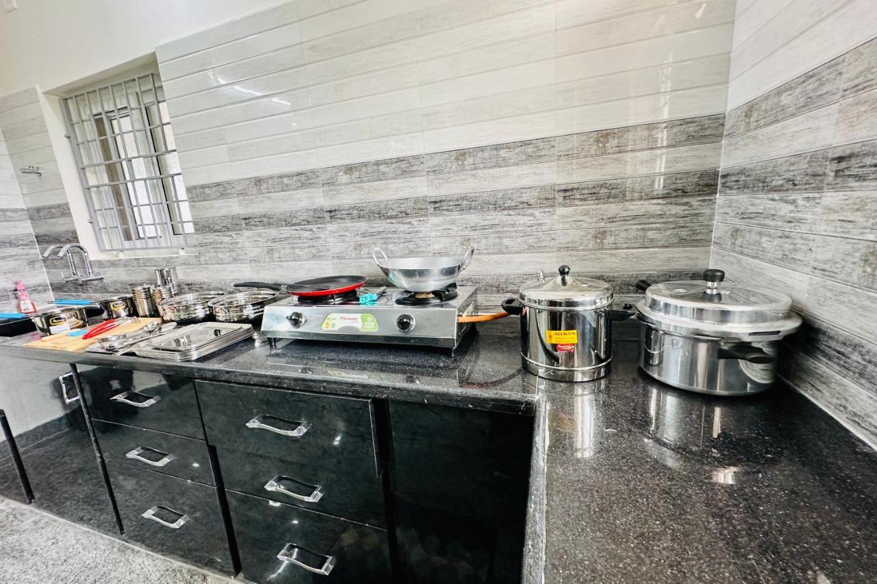 Truelife - Bhavya Manor - Breakfast - 2500 Sft Modern Homes For Family Stay - Garden With Flowers - Tirumala Mountain View - Fast Wifi - Peaceful Location - Many Restaurants Nearby - Large Hall, Ac Bedrooms, Kitchen - Android Tv - 250 Jio Channels Tirupati