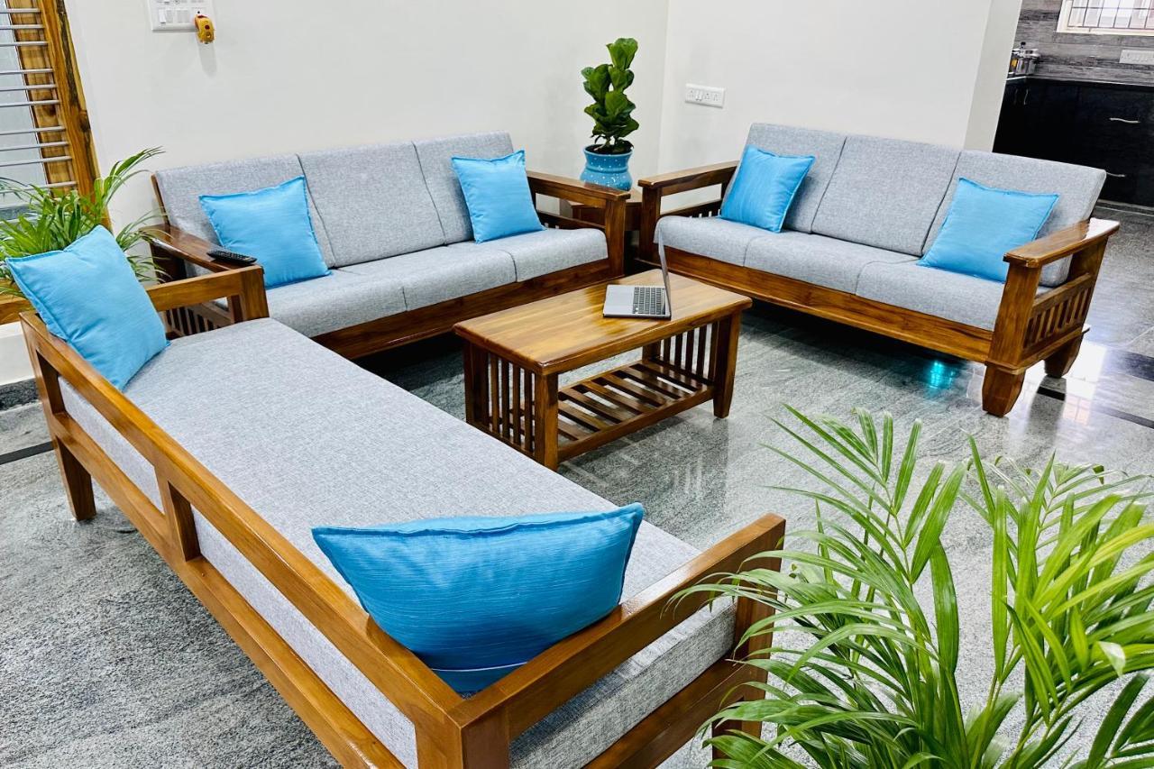 Apartment Truelife - Bhavya Manor - Breakfast - 2500 Sft Modern Homes For Family Stay - Garden With Flowers - Tirumala Mountain View - Fast Wifi - Peaceful Location - Many Restaurants Nearby - Large Hall, Ac Bedrooms, Kitchen - Android Tv - 250 Jio Channels *