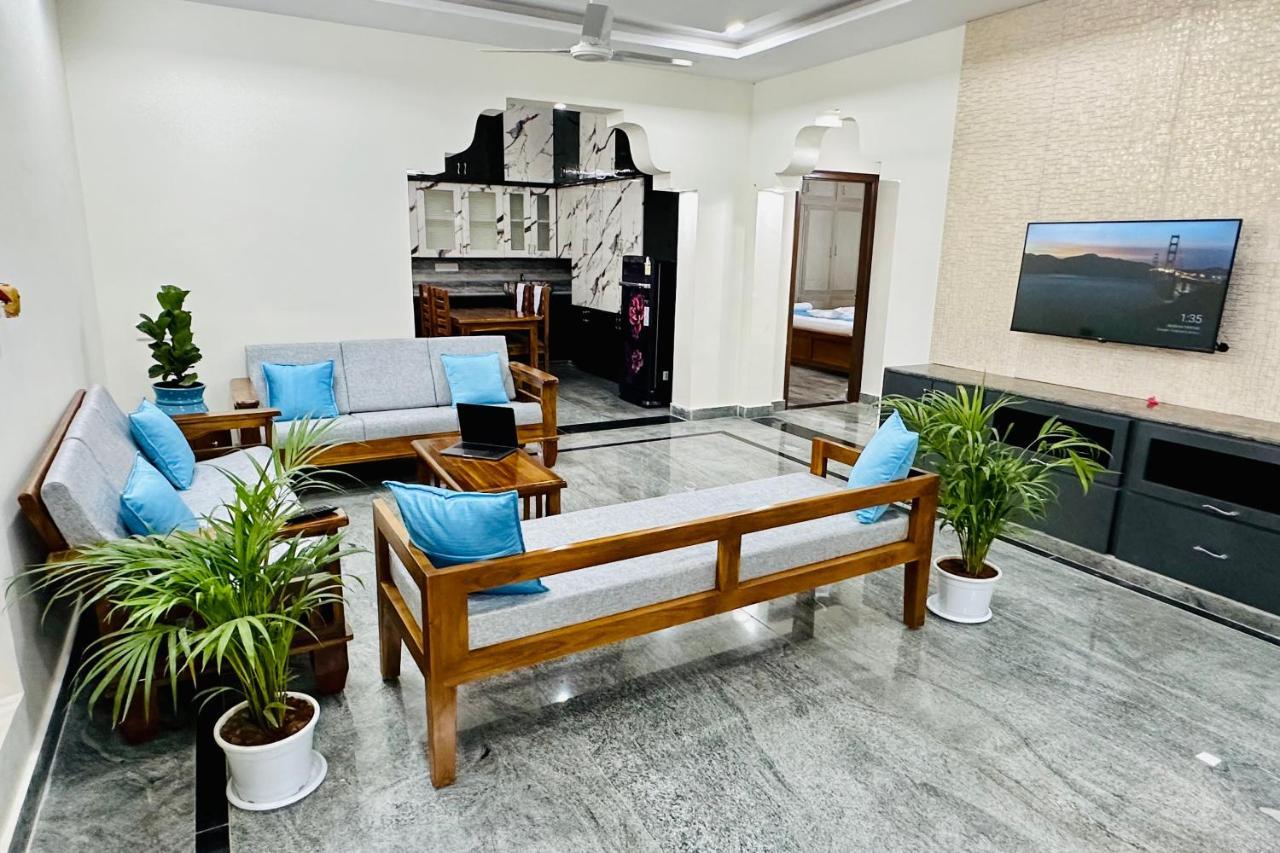 Truelife - Bhavya Manor - Breakfast - 2500 Sft Modern Homes For Family Stay - Garden With Flowers - Tirumala Mountain View - Fast Wifi - Peaceful Location - Many Restaurants Nearby - Large Hall, Ac Bedrooms, Kitchen - Android Tv - 250 Jio Channels Apartment Tirupati