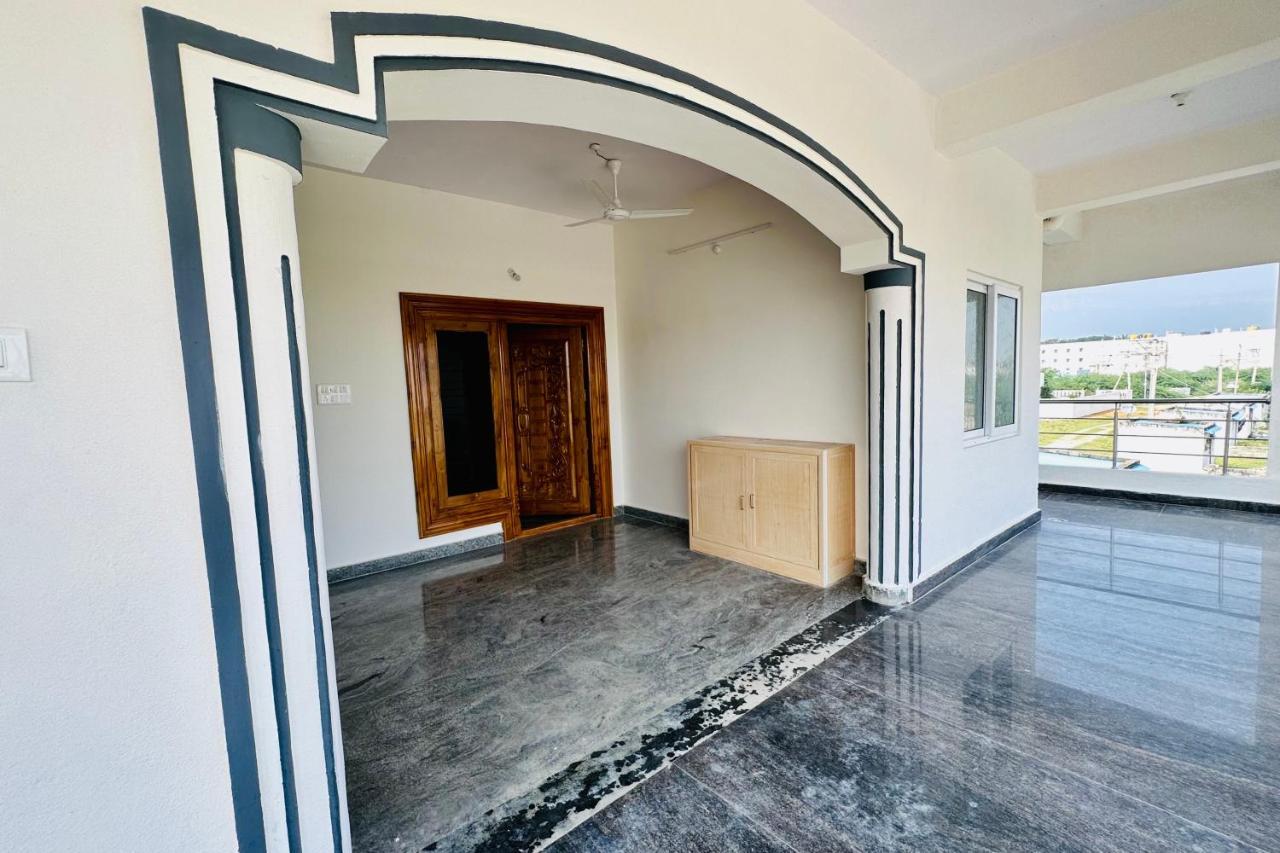 Truelife - Bhavya Manor - Breakfast - 2500 Sft Modern Homes For Family Stay - Garden With Flowers - Tirumala Mountain View - Fast Wifi - Peaceful Location - Many Restaurants Nearby - Large Hall, Ac Bedrooms, Kitchen - Android Tv - 250 Jio Channels