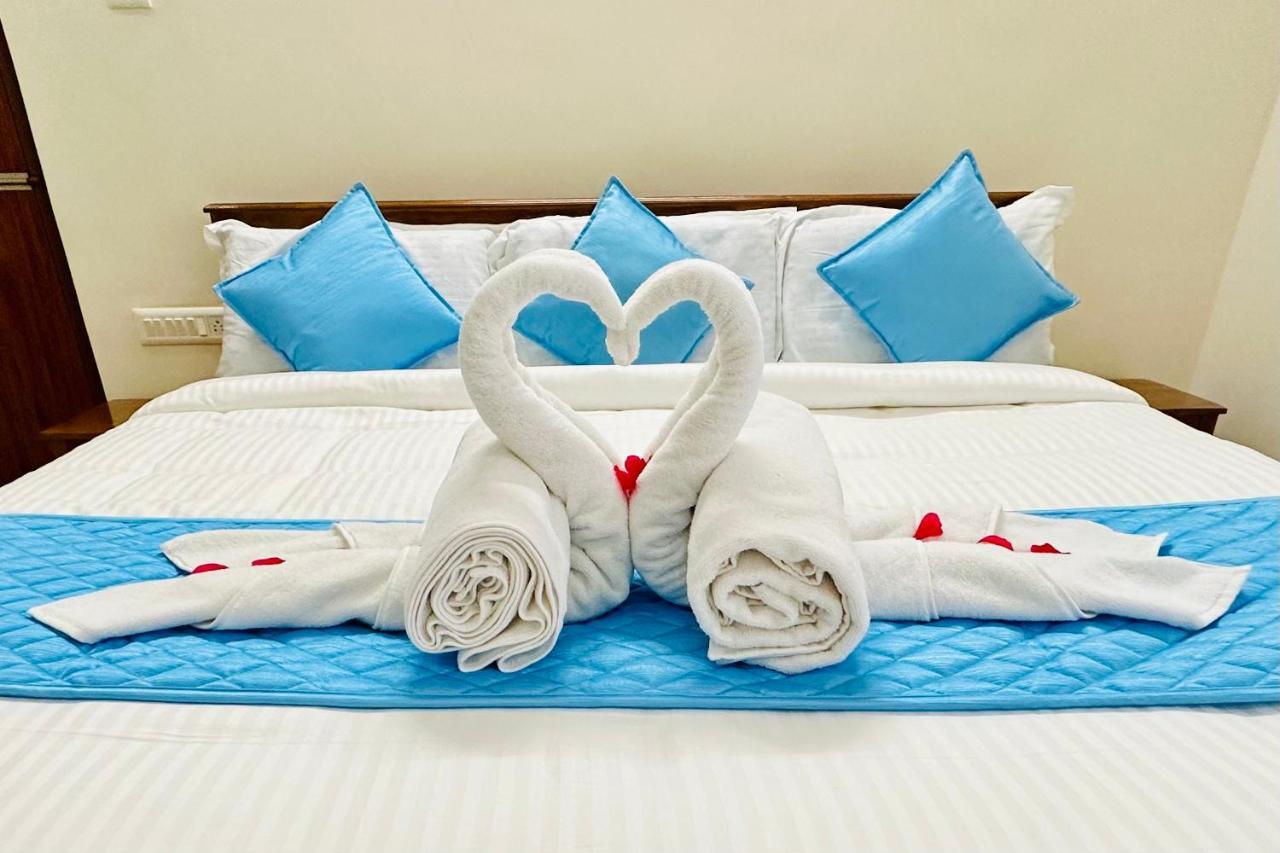 Truelife - Bhavya Manor - Breakfast - 2500 Sft Modern Homes For Family Stay - Garden With Flowers - Tirumala Mountain View - Fast Wifi - Peaceful Location - Many Restaurants Nearby - Large Hall, Ac Bedrooms, Kitchen - Android Tv - 250 Jio Channels * Tirupati