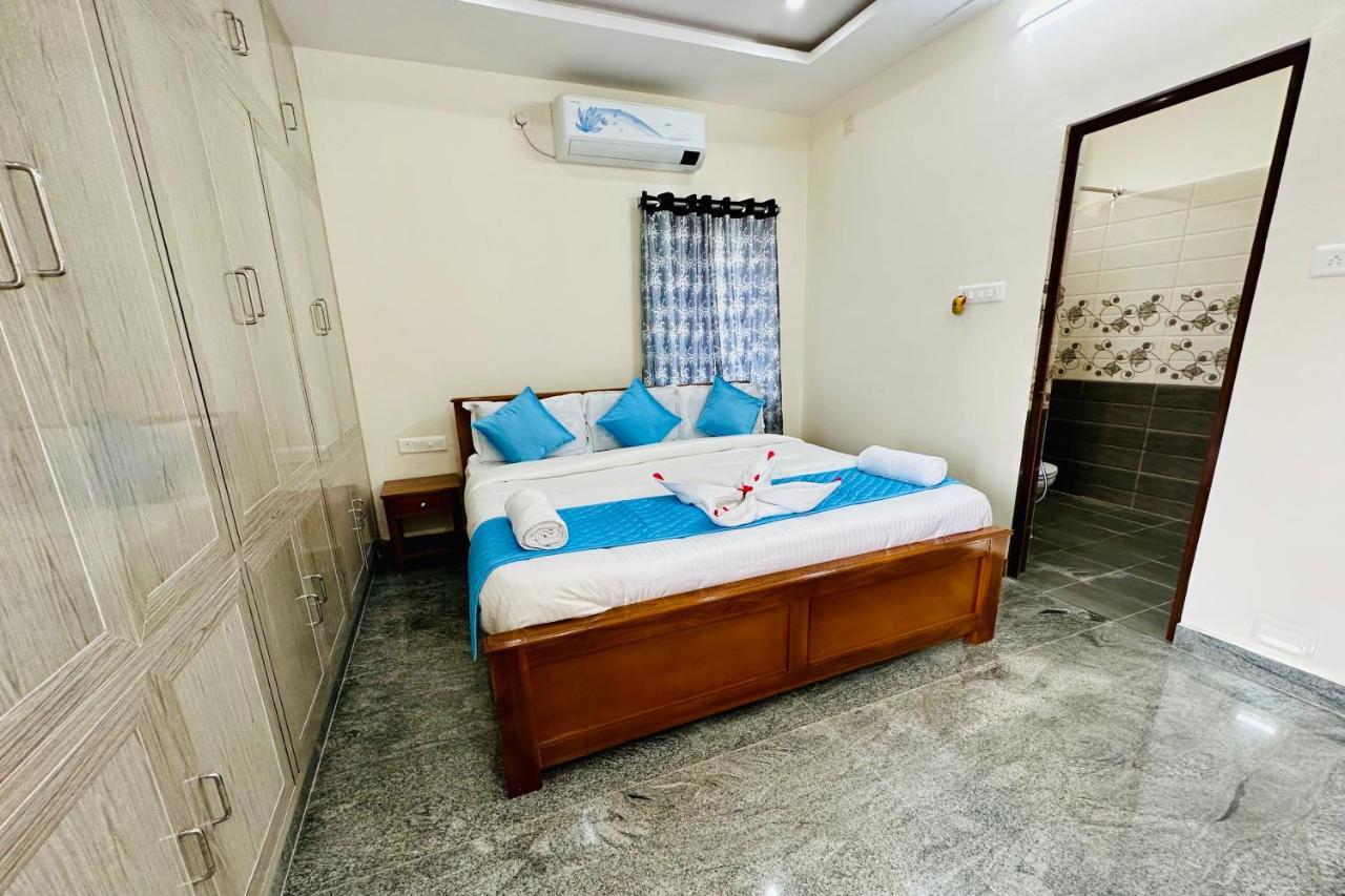 Truelife - Bhavya Manor - Breakfast - 2500 Sft Modern Homes For Family Stay - Garden With Flowers - Tirumala Mountain View - Fast Wifi - Peaceful Location - Many Restaurants Nearby - Large Hall, Ac Bedrooms, Kitchen - Android Tv - 250 Jio Channels Apartment