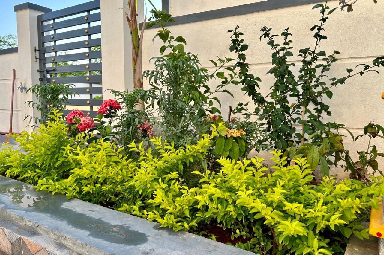 Truelife - Bhavya Manor - Breakfast - 2500 Sft Modern Homes For Family Stay - Garden With Flowers - Tirumala Mountain View - Fast Wifi - Peaceful Location - Many Restaurants Nearby - Large Hall, Ac Bedrooms, Kitchen - Android Tv - 250 Jio Channels Apartment