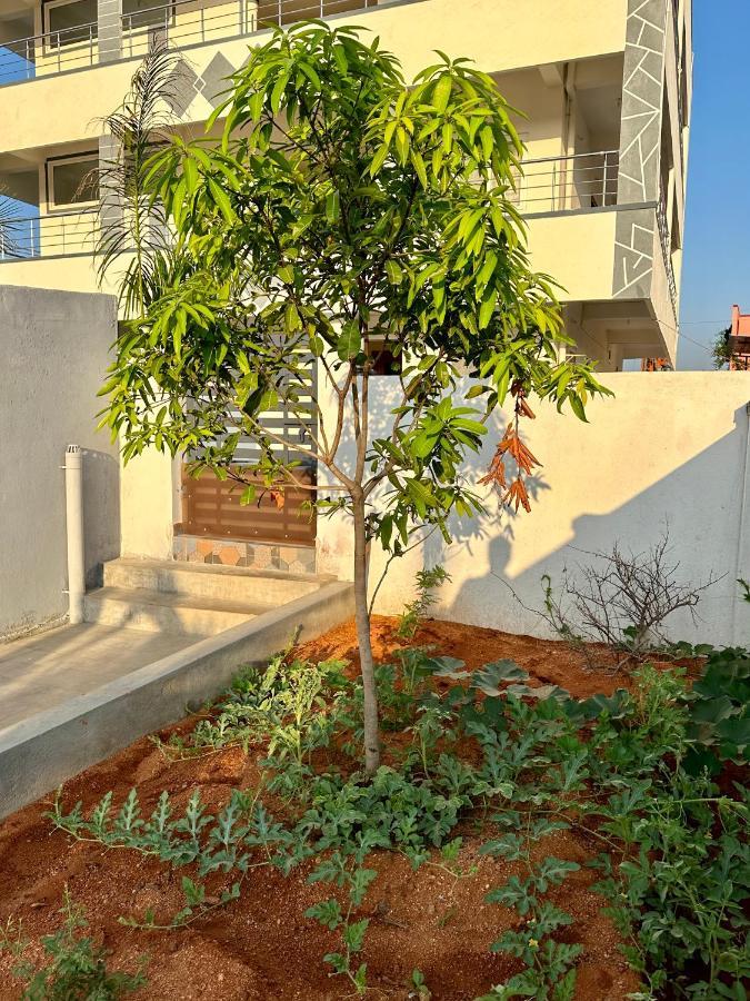 Truelife - Bhavya Manor - Breakfast - 2500 Sft Modern Homes For Family Stay - Garden With Flowers - Tirumala Mountain View - Fast Wifi - Peaceful Location - Many Restaurants Nearby - Large Hall, Ac Bedrooms, Kitchen - Android Tv - 250 Jio Channels Apartment