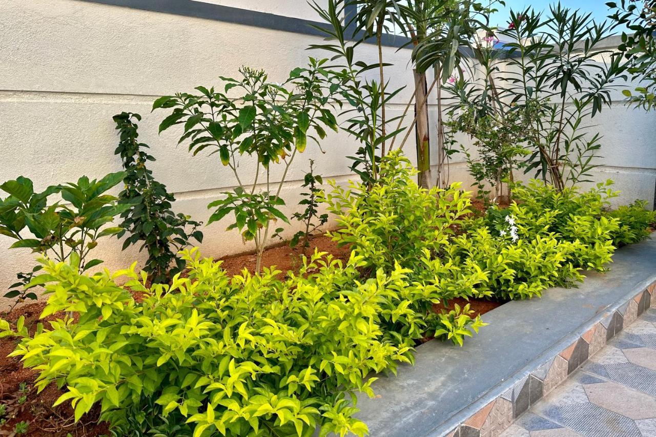 Truelife - Bhavya Manor - Breakfast - 2500 Sft Modern Homes For Family Stay - Garden With Flowers - Tirumala Mountain View - Fast Wifi - Peaceful Location - Many Restaurants Nearby - Large Hall, Ac Bedrooms, Kitchen - Android Tv - 250 Jio Channels Apartment