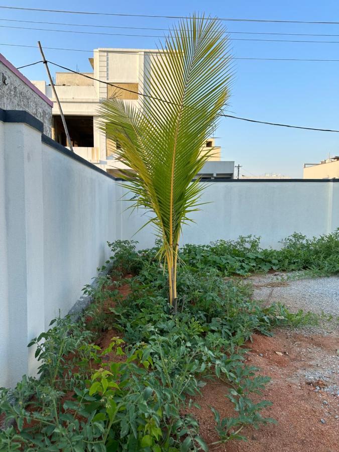Truelife - Bhavya Manor - Breakfast - 2500 Sft Modern Homes For Family Stay - Garden With Flowers - Tirumala Mountain View - Fast Wifi - Peaceful Location - Many Restaurants Nearby - Large Hall, Ac Bedrooms, Kitchen - Android Tv - 250 Jio Channels Apartment *