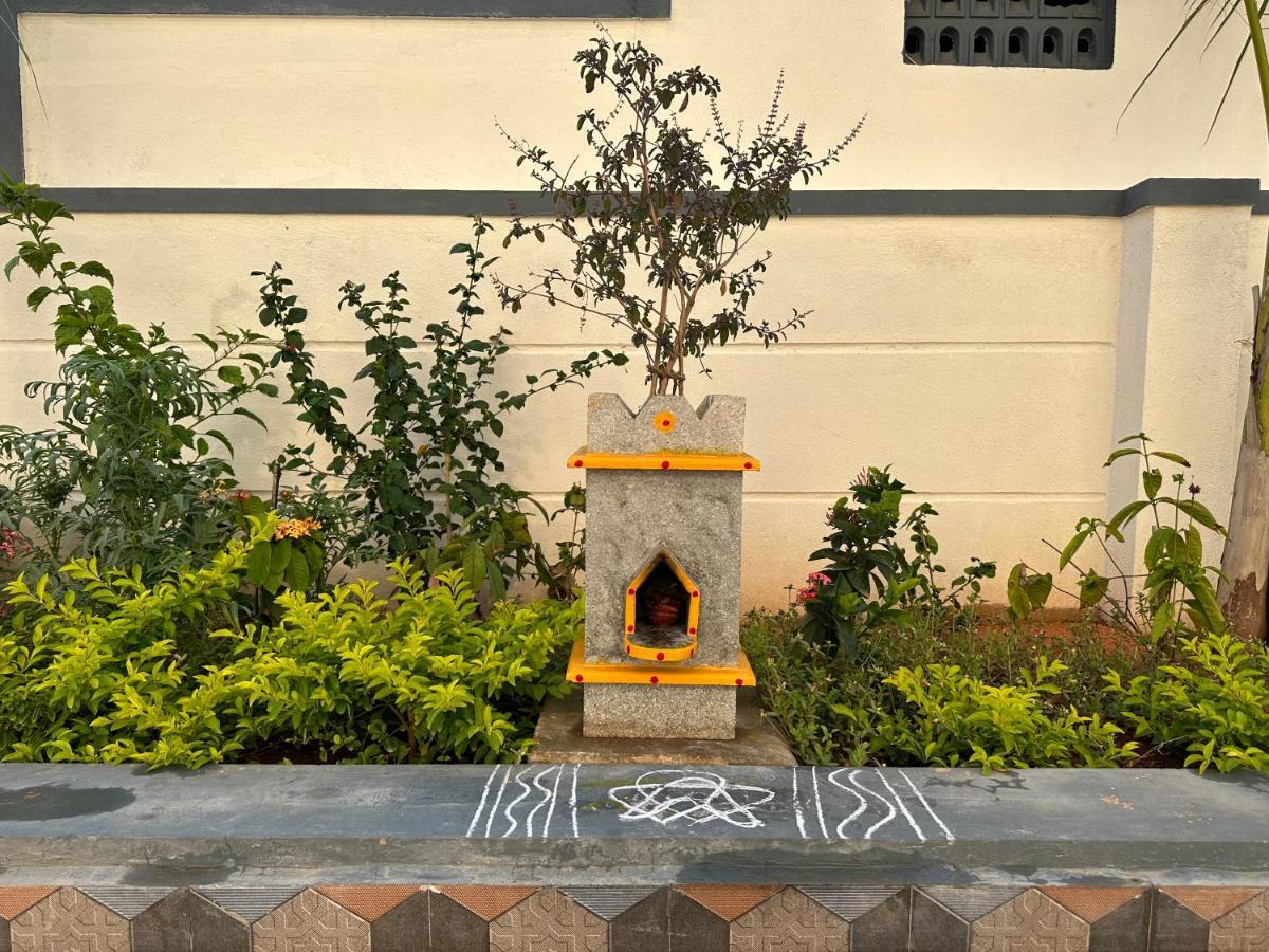 Truelife - Bhavya Manor - Breakfast - 2500 Sft Modern Homes For Family Stay - Garden With Flowers - Tirumala Mountain View - Fast Wifi - Peaceful Location - Many Restaurants Nearby - Large Hall, Ac Bedrooms, Kitchen - Android Tv - 250 Jio Channels