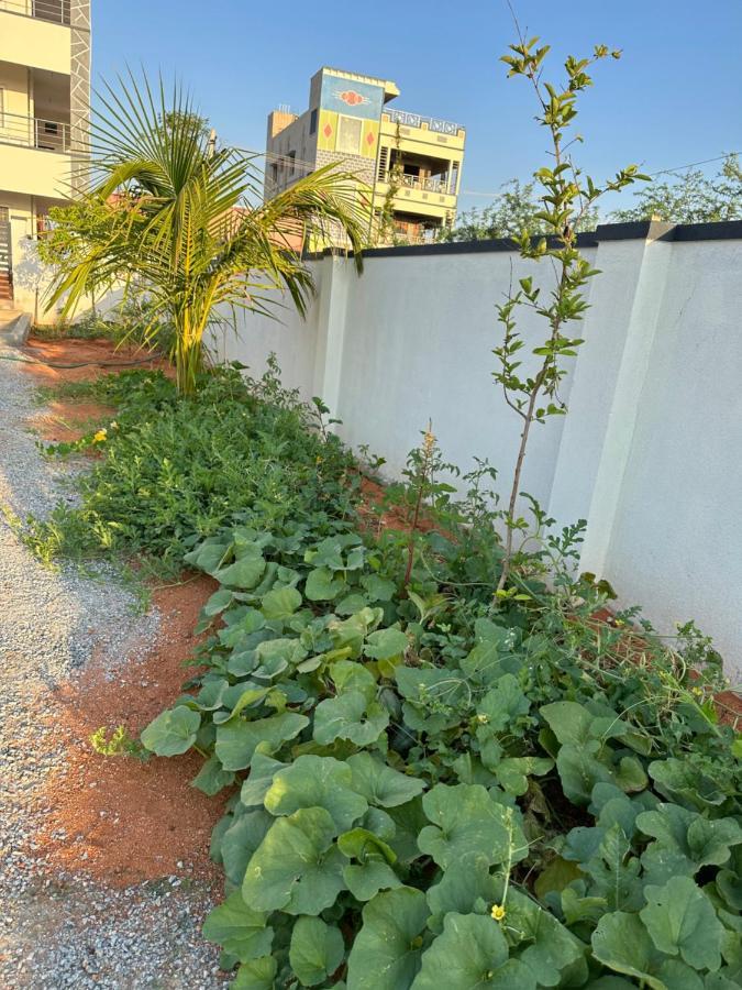 Truelife - Bhavya Manor - Breakfast - 2500 Sft Modern Homes For Family Stay - Garden With Flowers - Tirumala Mountain View - Fast Wifi - Peaceful Location - Many Restaurants Nearby - Large Hall, Ac Bedrooms, Kitchen - Android Tv - 250 Jio Channels Apartment Tirupati