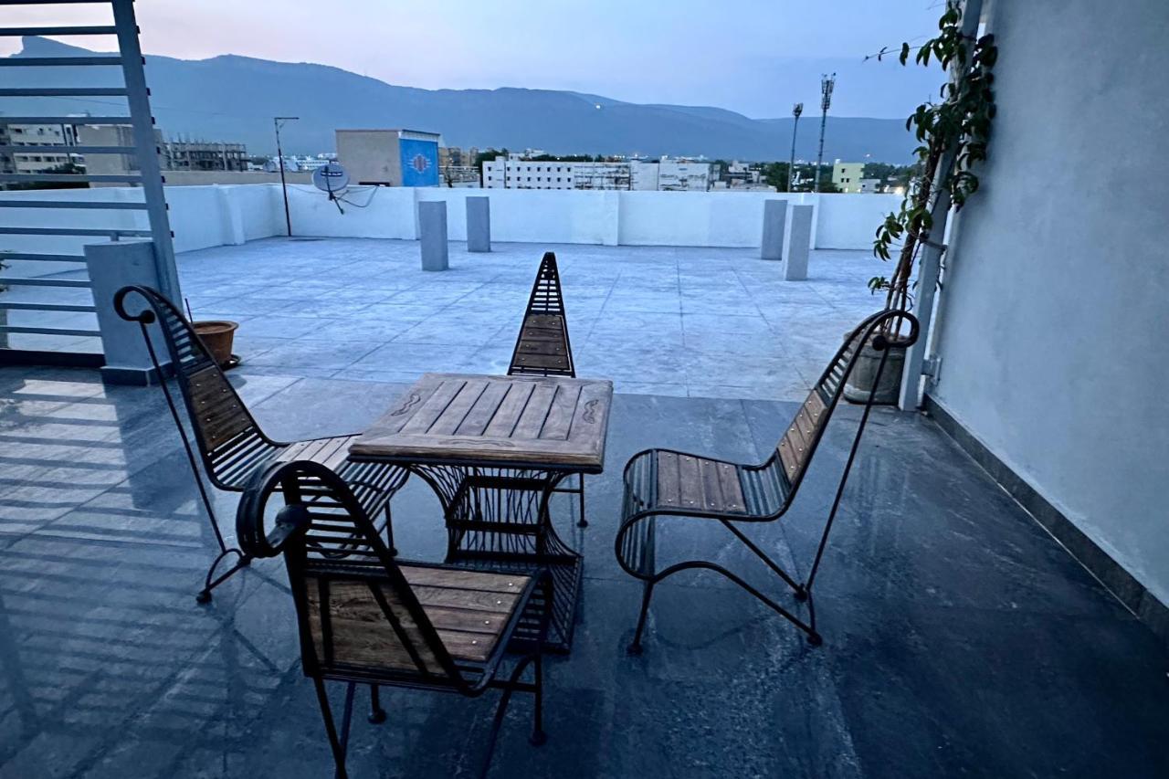 Apartment Truelife - Bhavya Manor - Breakfast - 2500 Sft Modern Homes For Family Stay - Garden With Flowers - Tirumala Mountain View - Fast Wifi - Peaceful Location - Many Restaurants Nearby - Large Hall, Ac Bedrooms, Kitchen - Android Tv - 250 Jio Channels Tirupati