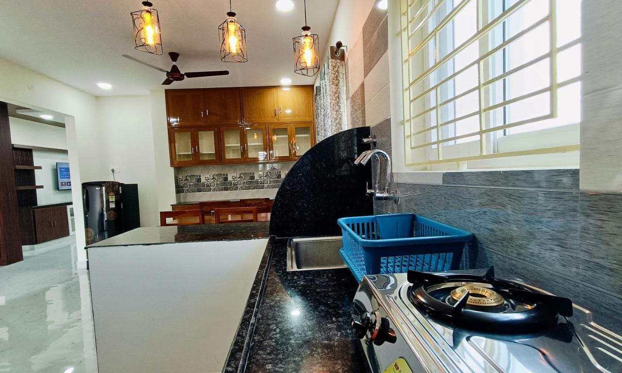 Truelife - Chinmai Nivas - Breakfast - Modern 2Bhk Homes For Family - Tirumala Mountain View - Fast Wifi - Peaceful Location - Many Restaurants Nearby - Hall, Ac Bedrooms, Modular Kitchen - Android Tv - 250 Jio Channels - Top Service With Lots Of Lov * Tirupati