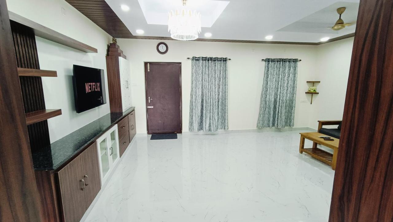 Truelife - Chinmai Nivas - Breakfast - Modern 2Bhk Homes For Family - Tirumala Mountain View - Fast Wifi - Peaceful Location - Many Restaurants Nearby - Hall, Ac Bedrooms, Modular Kitchen - Android Tv - 250 Jio Channels - Top Service With Lots Of Lov