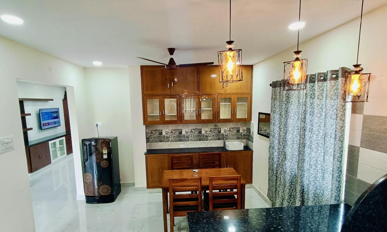 Truelife - Chinmai Nivas - Breakfast - Modern 2Bhk Homes For Family - Tirumala Mountain View - Fast Wifi - Peaceful Location - Many Restaurants Nearby - Hall, Ac Bedrooms, Modular Kitchen - Android Tv - 250 Jio Channels - Top Service With Lots Of Lov Tirupati