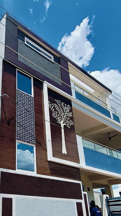 Truelife - Chinmai Nivas - Breakfast - Modern 2Bhk Homes For Family - Tirumala Mountain View - Fast Wifi - Peaceful Location - Many Restaurants Nearby - Hall, Ac Bedrooms, Modular Kitchen - Android Tv - 250 Jio Channels - Top Service With Lots Of Lov *