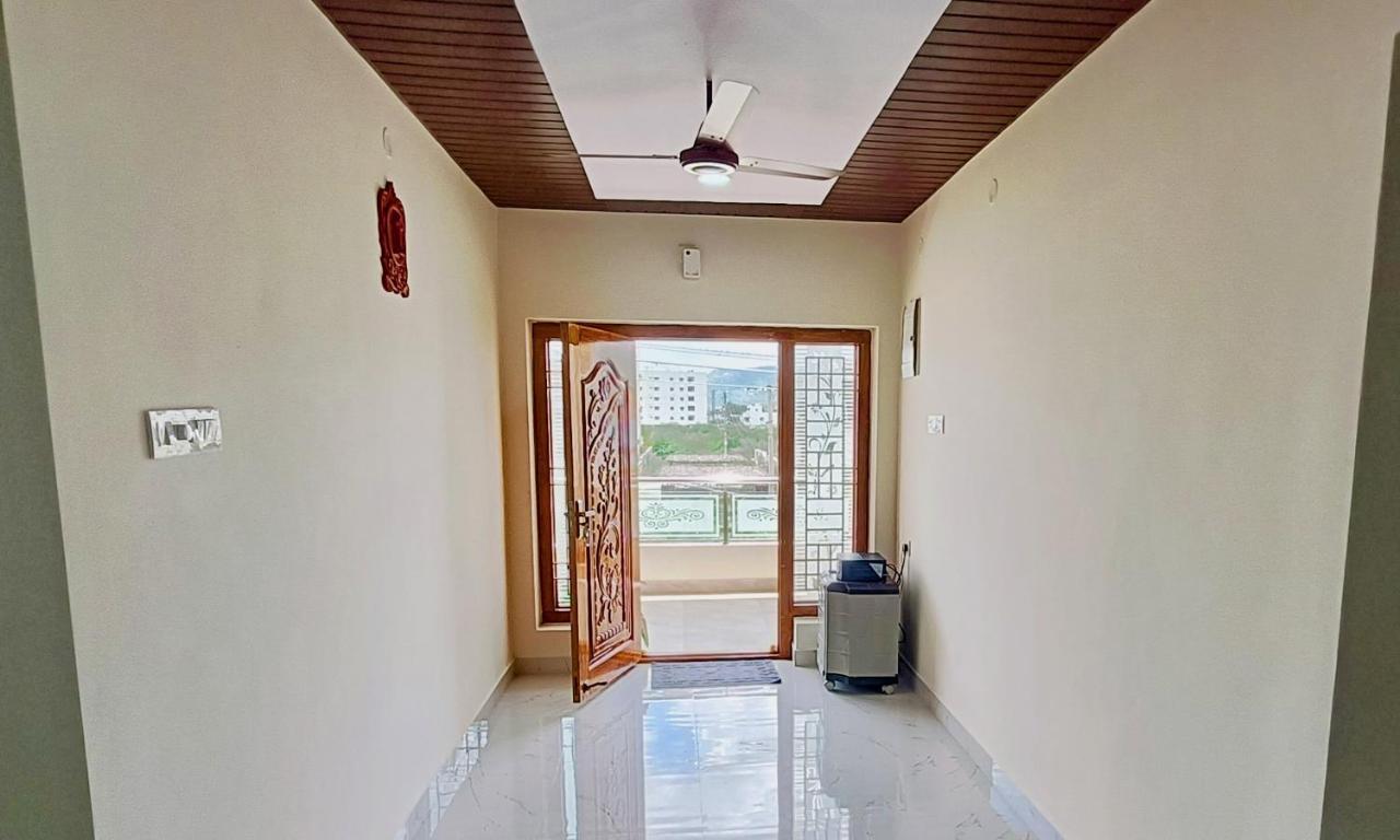 Truelife - Chinmai Nivas - Breakfast - Modern 2Bhk Homes For Family - Tirumala Mountain View - Fast Wifi - Peaceful Location - Many Restaurants Nearby - Hall, Ac Bedrooms, Modular Kitchen - Android Tv - 250 Jio Channels - Top Service With Lots Of Lov Apartment Tirupati