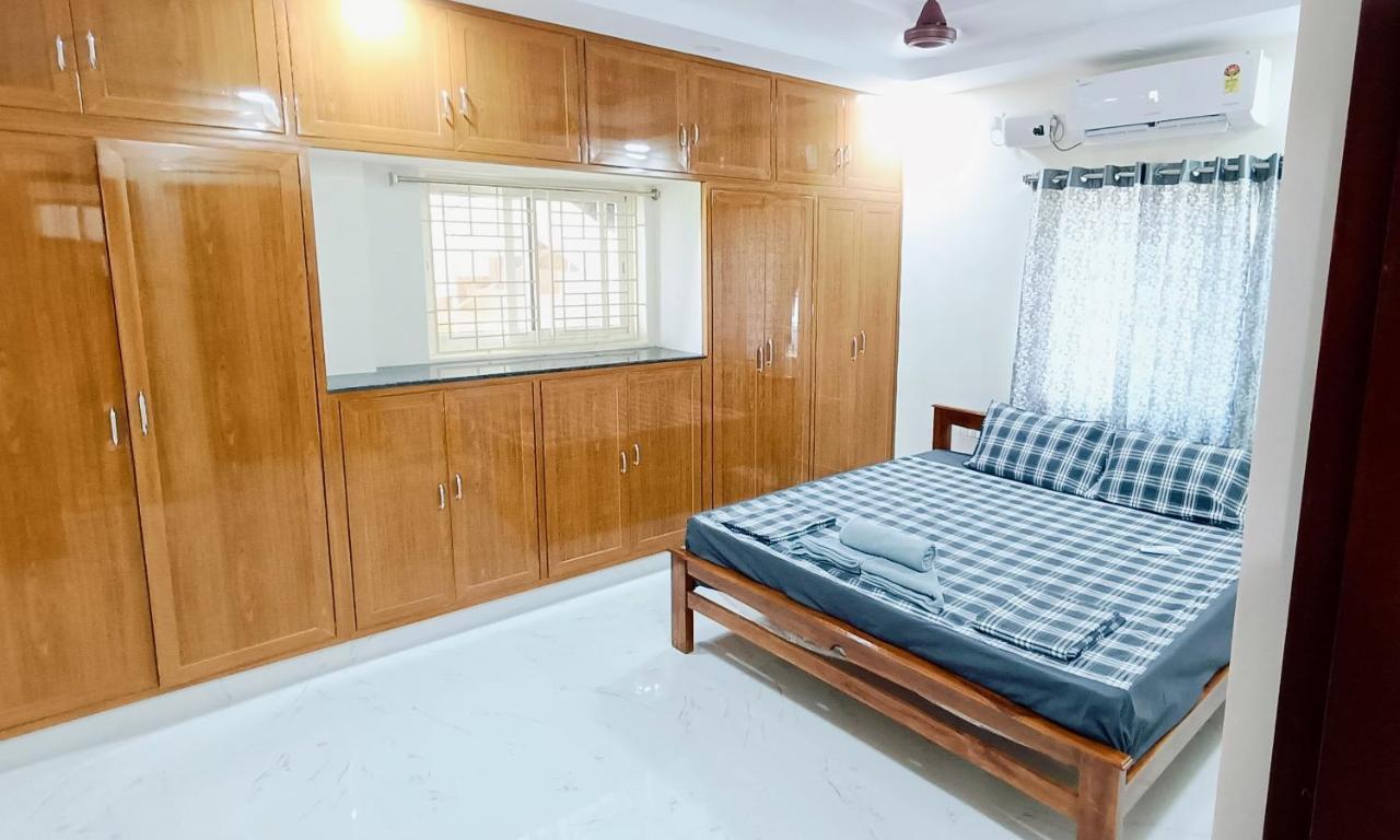 Truelife - Chinmai Nivas - Breakfast - Modern 2Bhk Homes For Family - Tirumala Mountain View - Fast Wifi - Peaceful Location - Many Restaurants Nearby - Hall, Ac Bedrooms, Modular Kitchen - Android Tv - 250 Jio Channels - Top Service With Lots Of Lov Tirupati