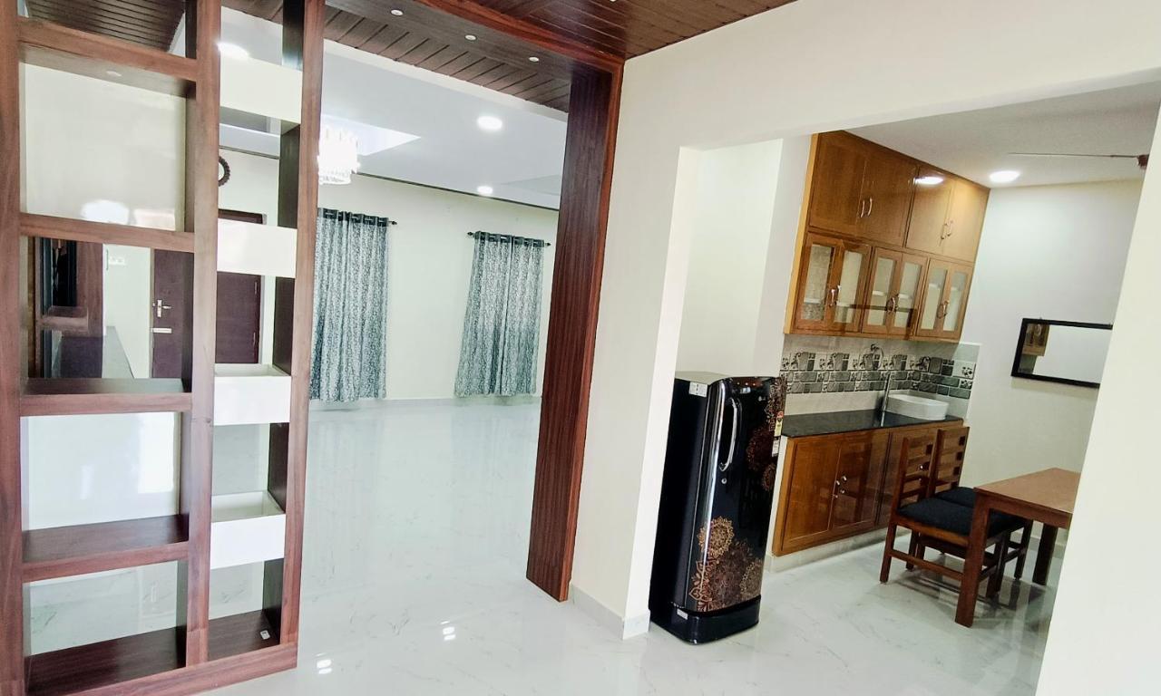 Truelife - Chinmai Nivas - Breakfast - Modern 2Bhk Homes For Family - Tirumala Mountain View - Fast Wifi - Peaceful Location - Many Restaurants Nearby - Hall, Ac Bedrooms, Modular Kitchen - Android Tv - 250 Jio Channels - Top Service With Lots Of Lov Apartment Tirupati