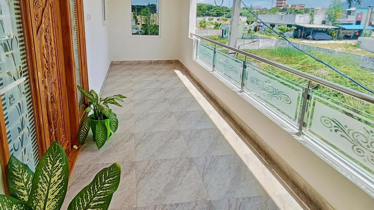 Truelife - Chinmai Nivas - Breakfast - Modern 2Bhk Homes For Family - Tirumala Mountain View - Fast Wifi - Peaceful Location - Many Restaurants Nearby - Hall, Ac Bedrooms, Modular Kitchen - Android Tv - 250 Jio Channels - Top Service With Lots Of Lov Tirupati