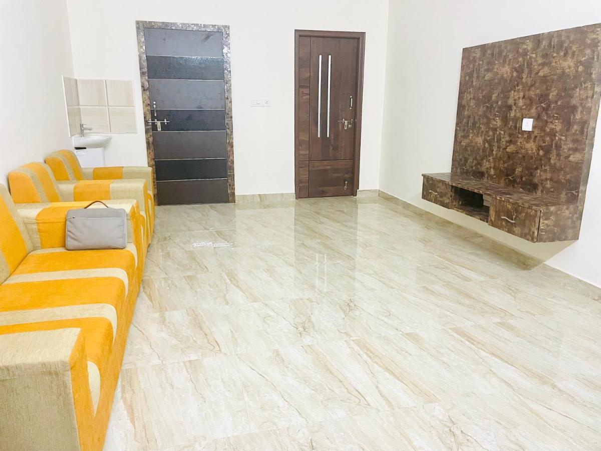 Lsr Service Homestay *