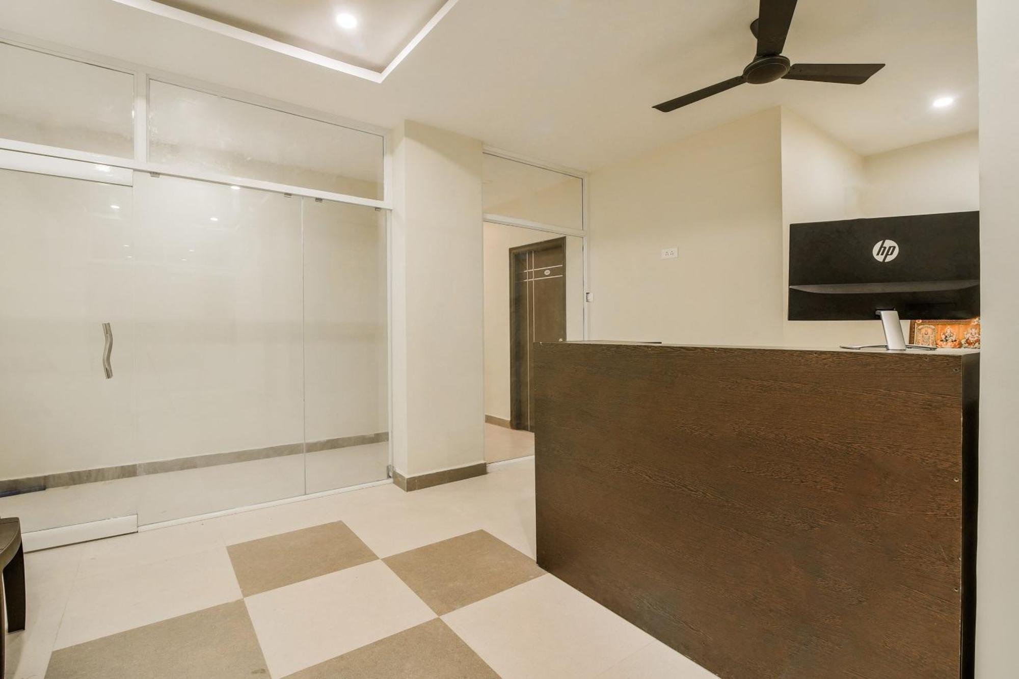 Hotel Oyo Flagship 28216 Raajas Grand 3*