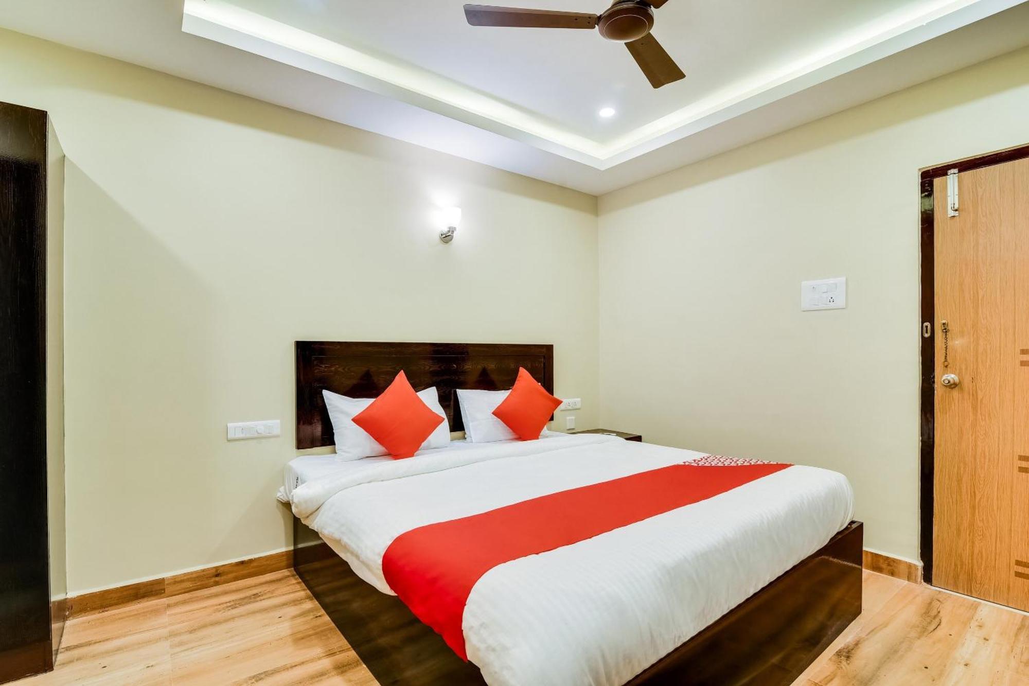 Hotel Oyo Flagship 28216 Raajas Grand 3*