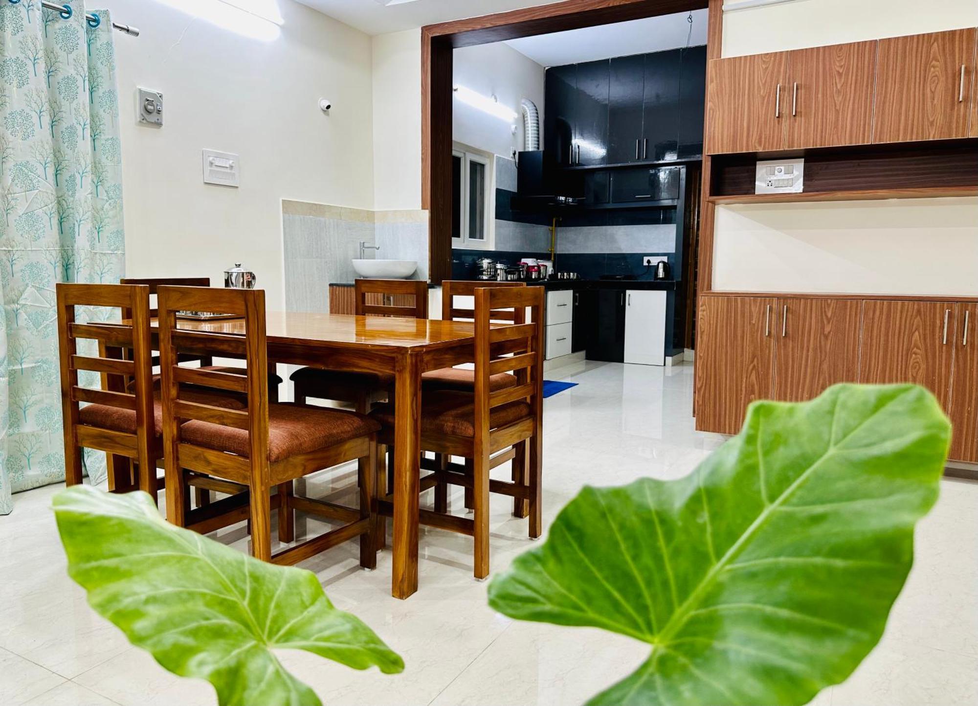 Truelife - 3Bhk Ac Apartments For Large Family - Best Location - Direct Flyover To Alipiri Gate - Walk To Ps4 Veg Restaurant - Modular Kitchen - Super Fast Wifi - Android Tv - 250 Jio Channels - Easy Access To All Temples - Top Service With Lots Of L * Tirupati