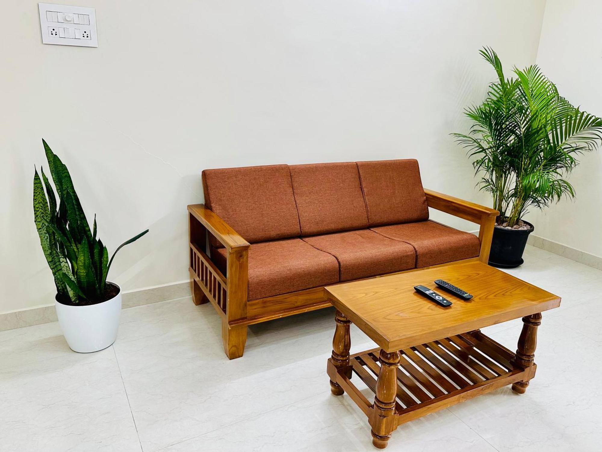 Truelife - 3Bhk Ac Apartments For Large Family - Best Location - Direct Flyover To Alipiri Gate - Walk To Ps4 Veg Restaurant - Modular Kitchen - Super Fast Wifi - Android Tv - 250 Jio Channels - Easy Access To All Temples - Top Service With Lots Of L Tirupati