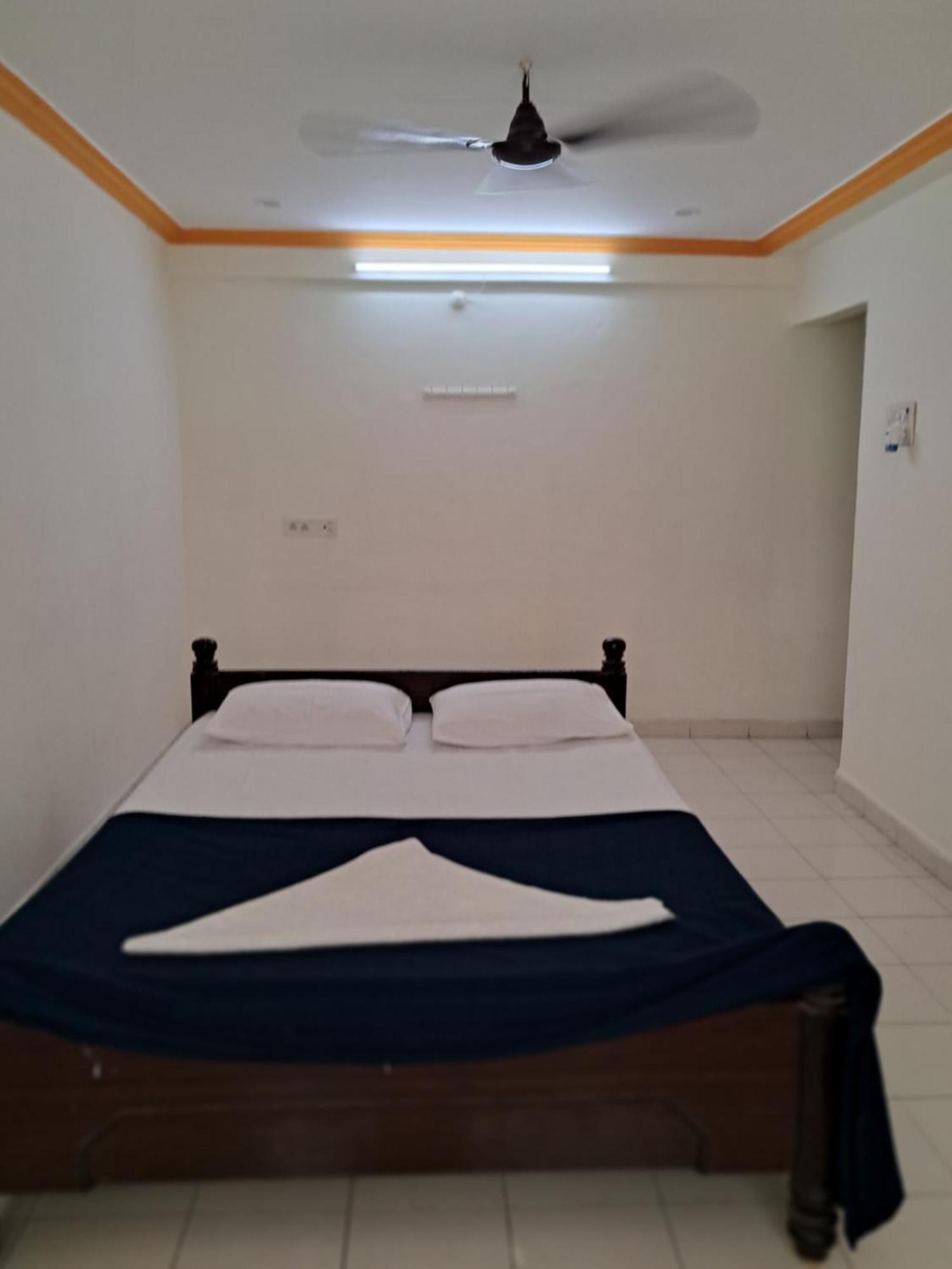 Haritha Apartments, Helpful Staff, Near Bus & Railway Station, Geyser, Tv, Priced Family-only In Tirupati, Big Families, Groups Welcome Apartment *