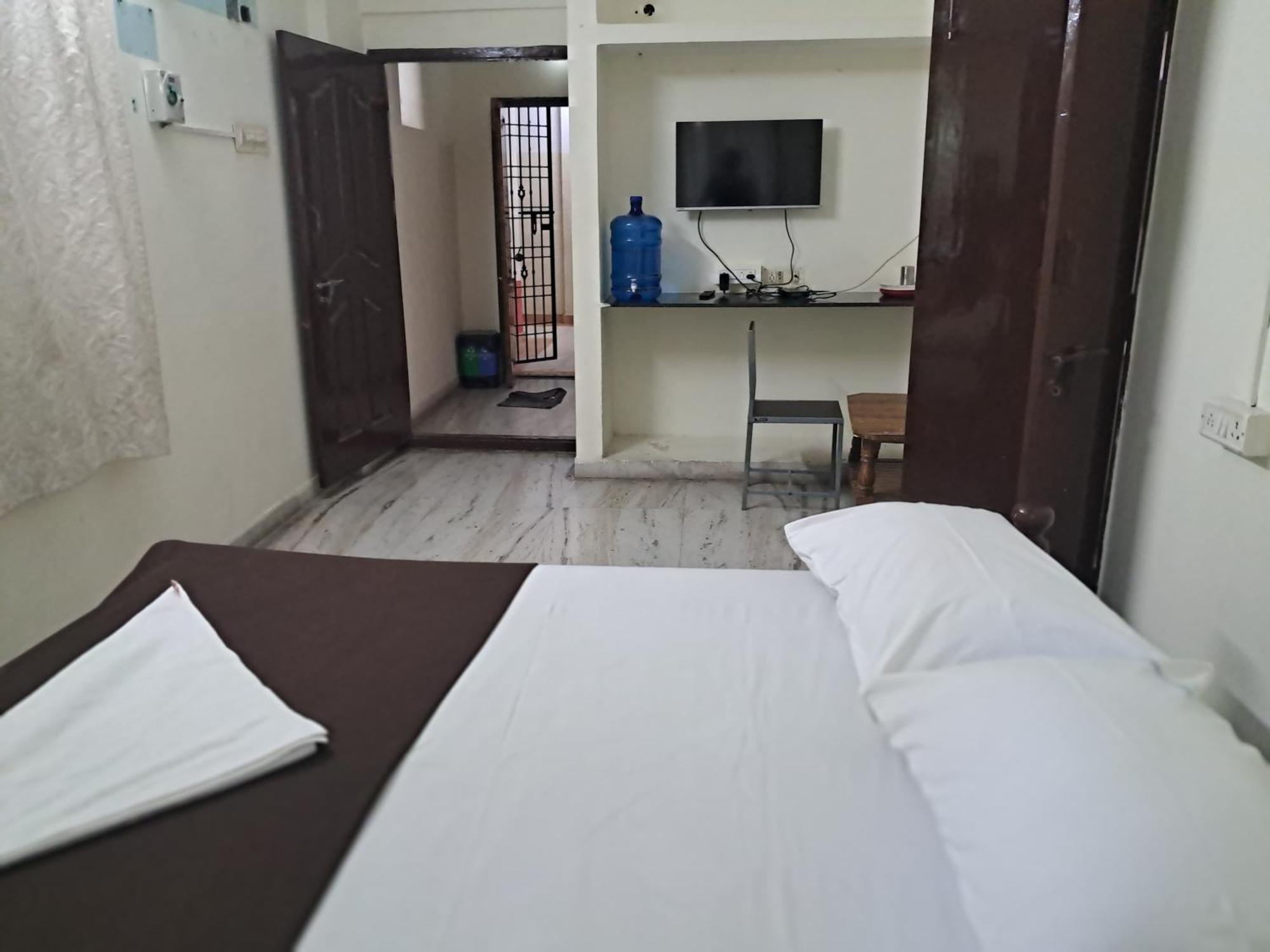 Haritha Apartments, Helpful Staff, Near Bus & Railway Station, Geyser, Tv, Priced Family-only In Tirupati, Big Families, Groups Welcome Apartment