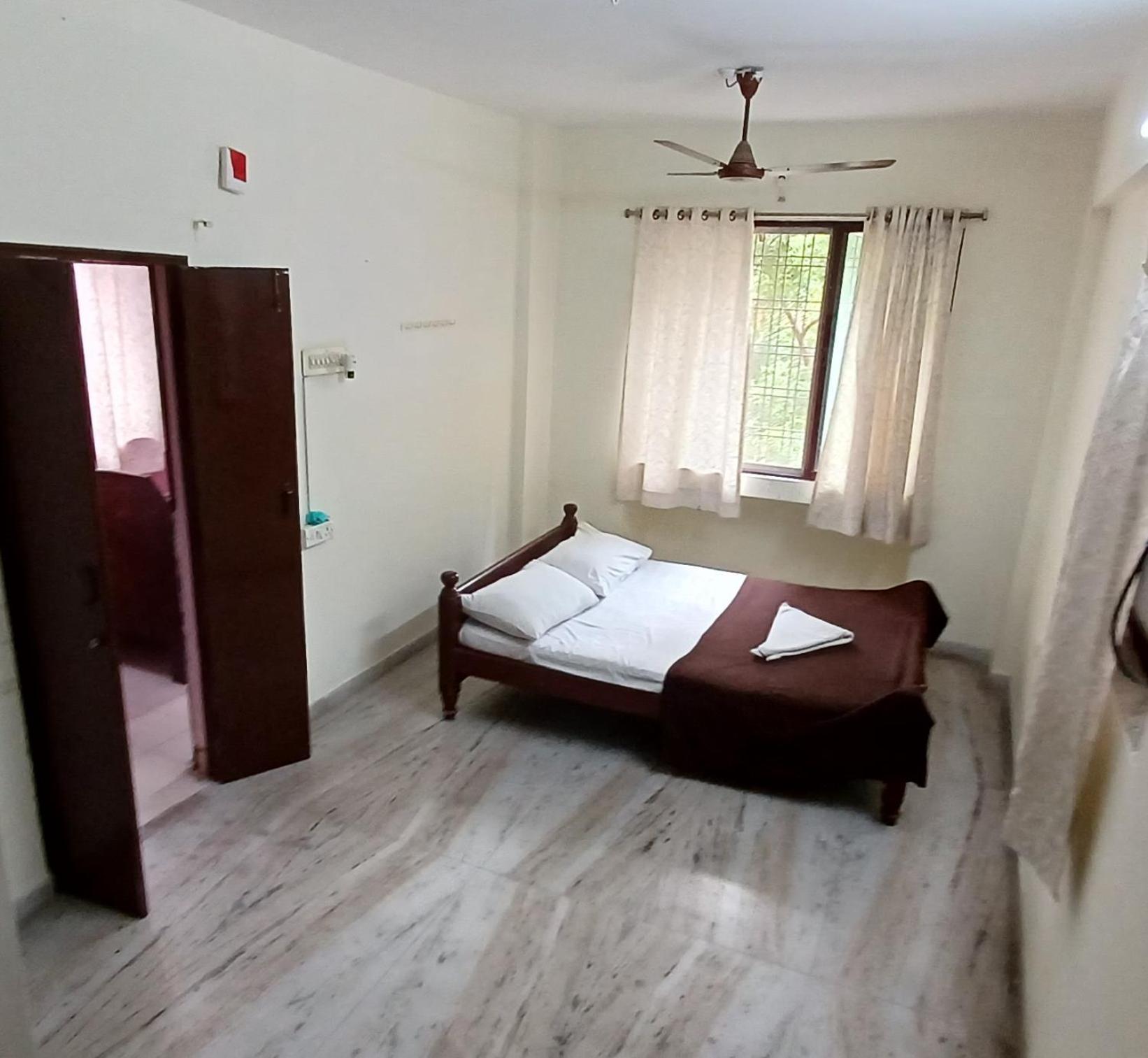 Apartment Haritha Apartments, Helpful Staff, Near Bus & Railway Station, Geyser, Tv, Priced Family-only In Tirupati, Big Families, Groups Welcome *