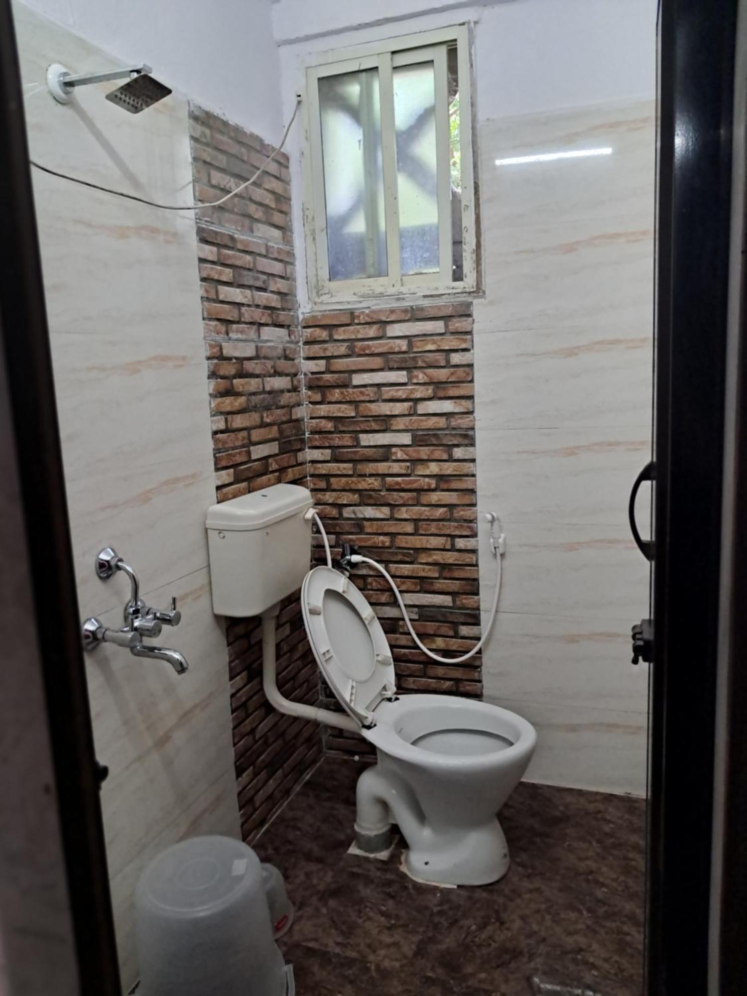 Haritha Apartments, Helpful Staff, Near Bus & Railway Station, Geyser, Tv, Priced Family-only In Tirupati, Big Families, Groups Welcome * Tirupati