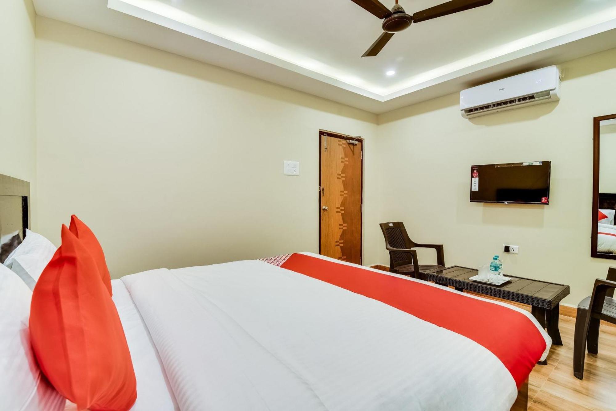 Oyo Flagship 28216 Raajas Grand 3*